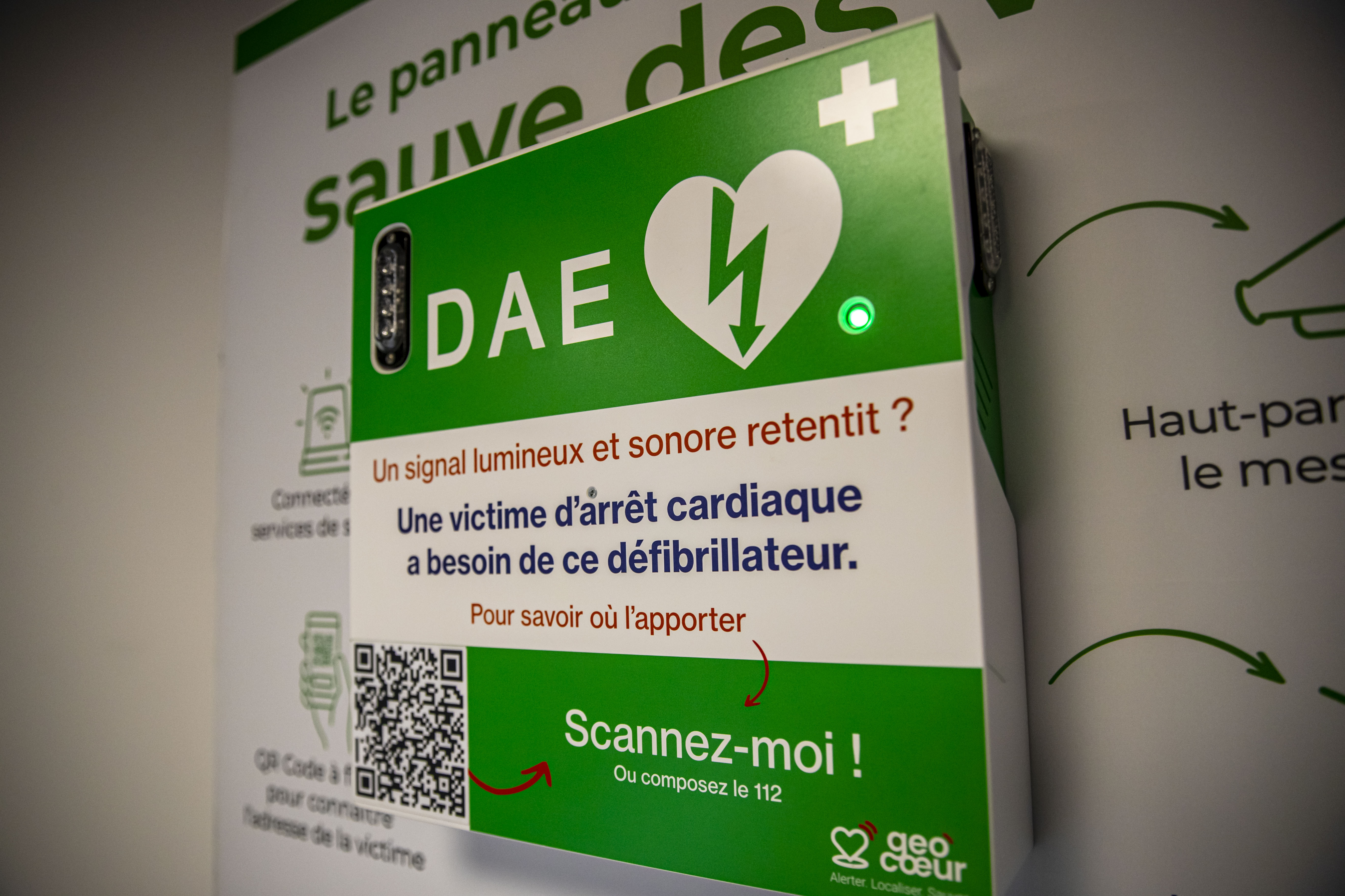 Le boîtier Géocoeur installé à côté d’un défibrillateur